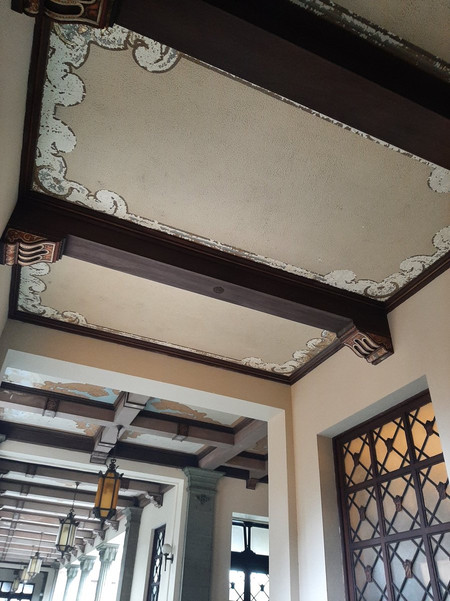 AreliTGW's tweet photo. Debido a la humedad provocada por las lluvias, las pinturas en el Palacio Nacional de la Cultura se han perdido @McdGuate 
@TGWdigital https://t.co/sQFu1waTma