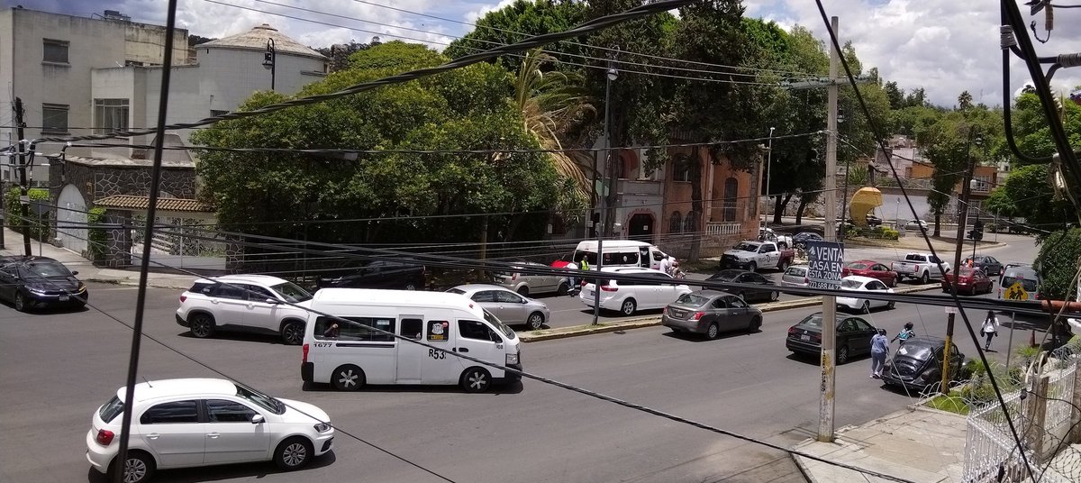 Roberto9S's tweet photo. Choque en 18 Pte y 6 norte particular y transporte público, ocurren constantemente choques en este cruce por q se toma un carril en sentido contrario para dar vuelta  y no hay señaletica que lo avale , urgen semáforos🚦@laredcincoradio @MTGobPue @dirtransitopue @aztecapuebla https://t.co/p4vx2l30Kn