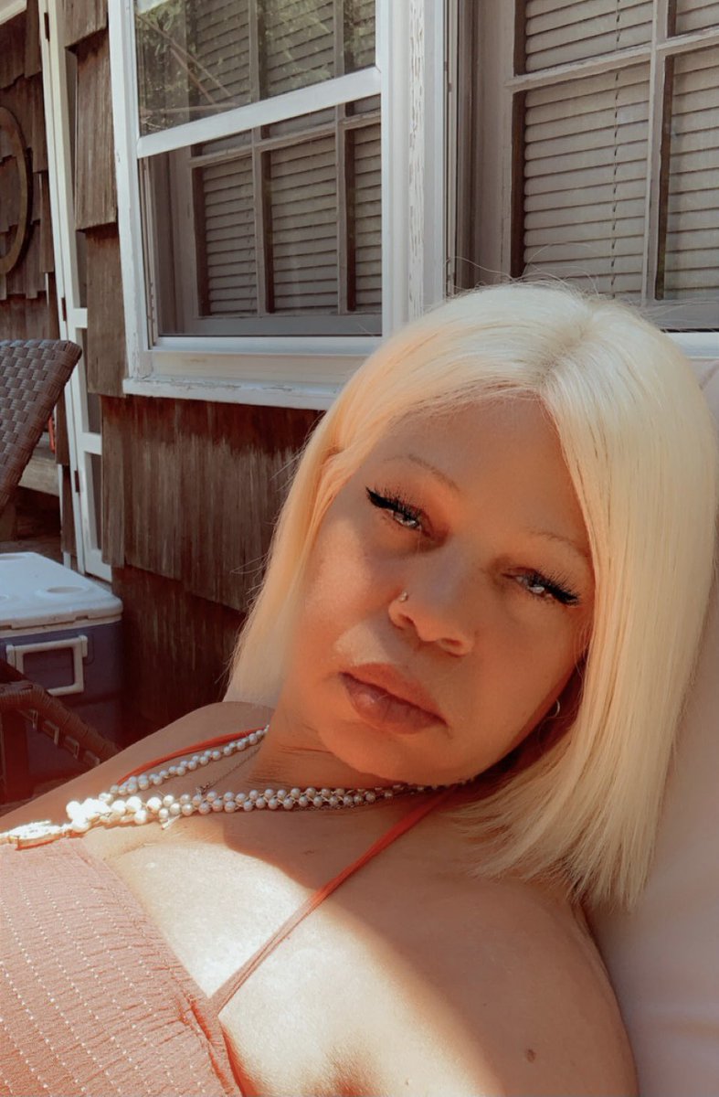 Selmaannette's tweet photo. Darn it my skin looks gorgeous 💕 https://t.co/ls3IEA4V1h