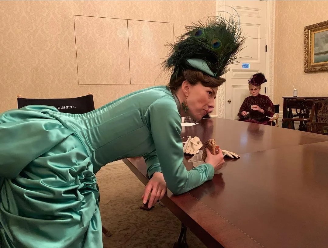 Darveyinbed's tweet photo. This pic of Carrie Coon eating an hamburger is the best thing ever.
And Christine in the background lmao

#thegildedage https://t.co/WgG3ZI49dQ