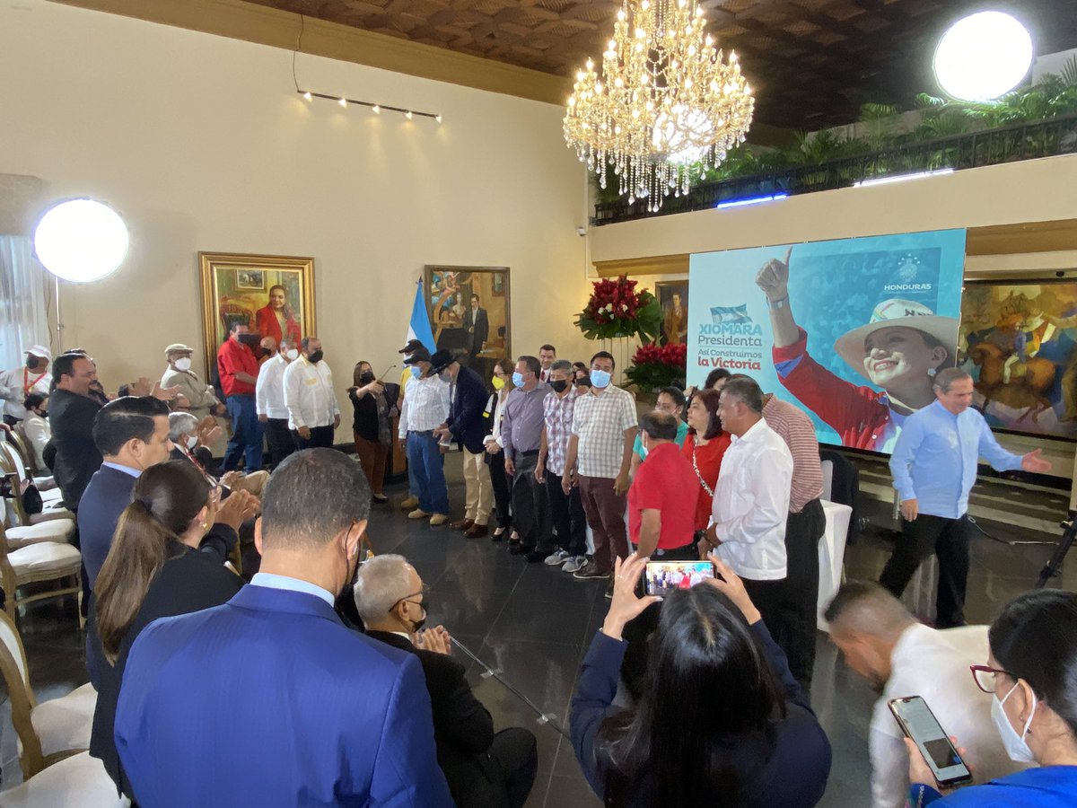 #C8Noticias | Reconocen en el Foro “Una Nueva Constitución Democrática para que los Hechos No Se Repitan”, a hondureños que acompañaron al expresidente Zelaya en la Embajada de Brasil durante la crisis del Golpe de Estado.