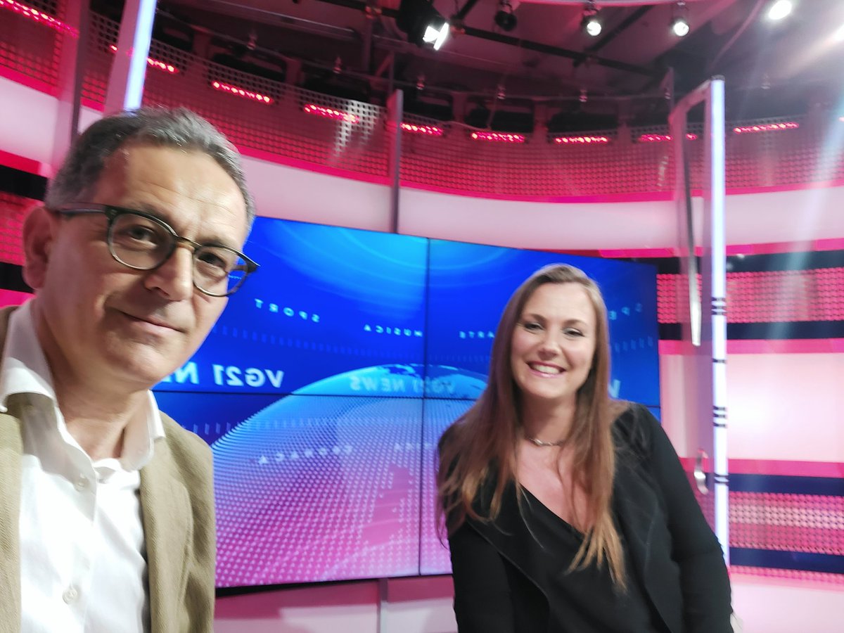 DomeniGiordano's tweet photo. A @canale21 per raccontare a @BarbaraMustilli e ai telespettatori di #VG21 i segreti delle 101 espressioni che ho raccolto nel Dizionario del Deluchismo😁
@marodri @martinoloiacono @red_roxana @michelevitiell0 @micheledisalvo @andrea_pancani @gba_mm @VincenzoDeLuca https://t.co/2eAQiD0Mvb