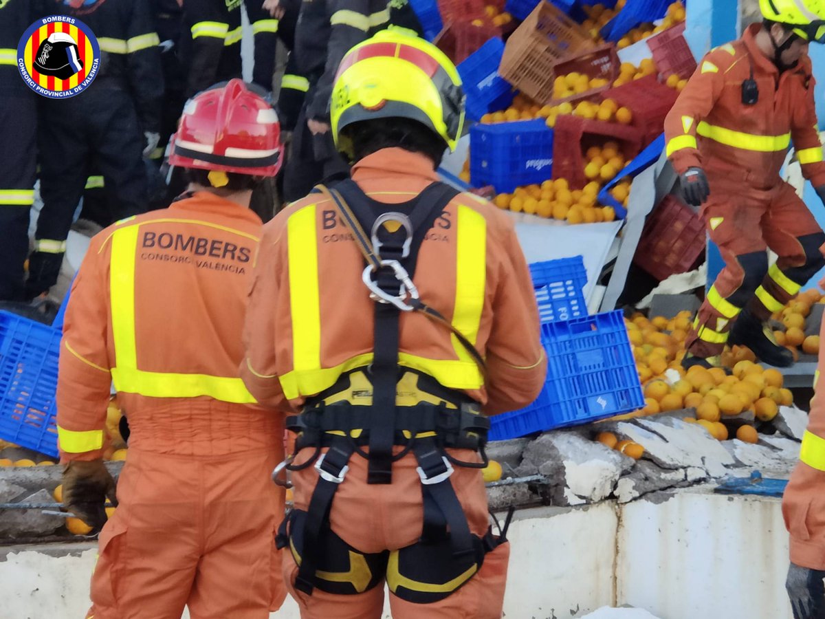 BombersValencia's tweet photo. Imatges dels efectius de @BombersValencia treballant a l’empresa de la Pobla de Farnals on esta vesprada s’hi ha esfondrat un dipòsit, atrapant un treballador https://t.co/yOnHbW7caJ