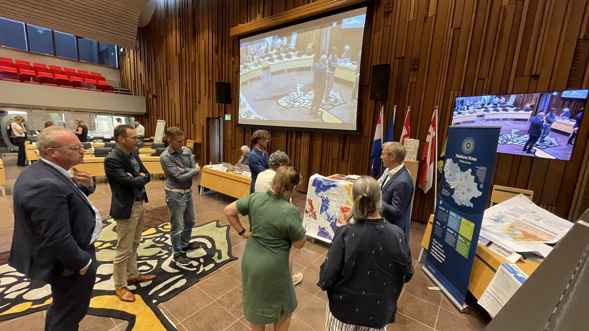 Nieuwe raadsleden <a href="/Gem_Amersfoort/">Gemeente Amersfoort</a> krijgen vanavond informatie over klimaatbestendige stad en maken kennis met Platform Water Vallei en Eem!  #klimaatadaptatie #samenwerken