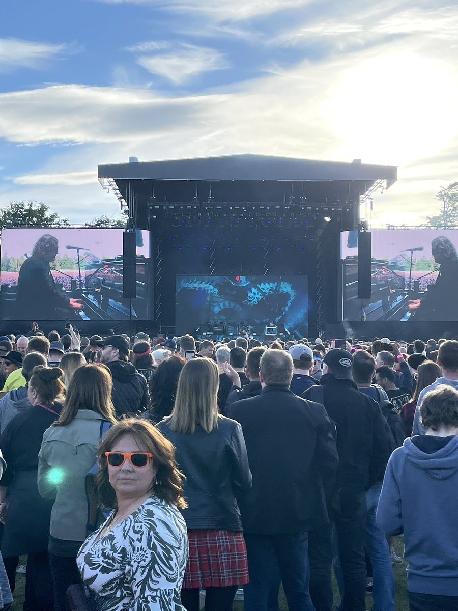 It’s 1992, I’m 17 and I’m in Slane Castle. #GunsNRoses