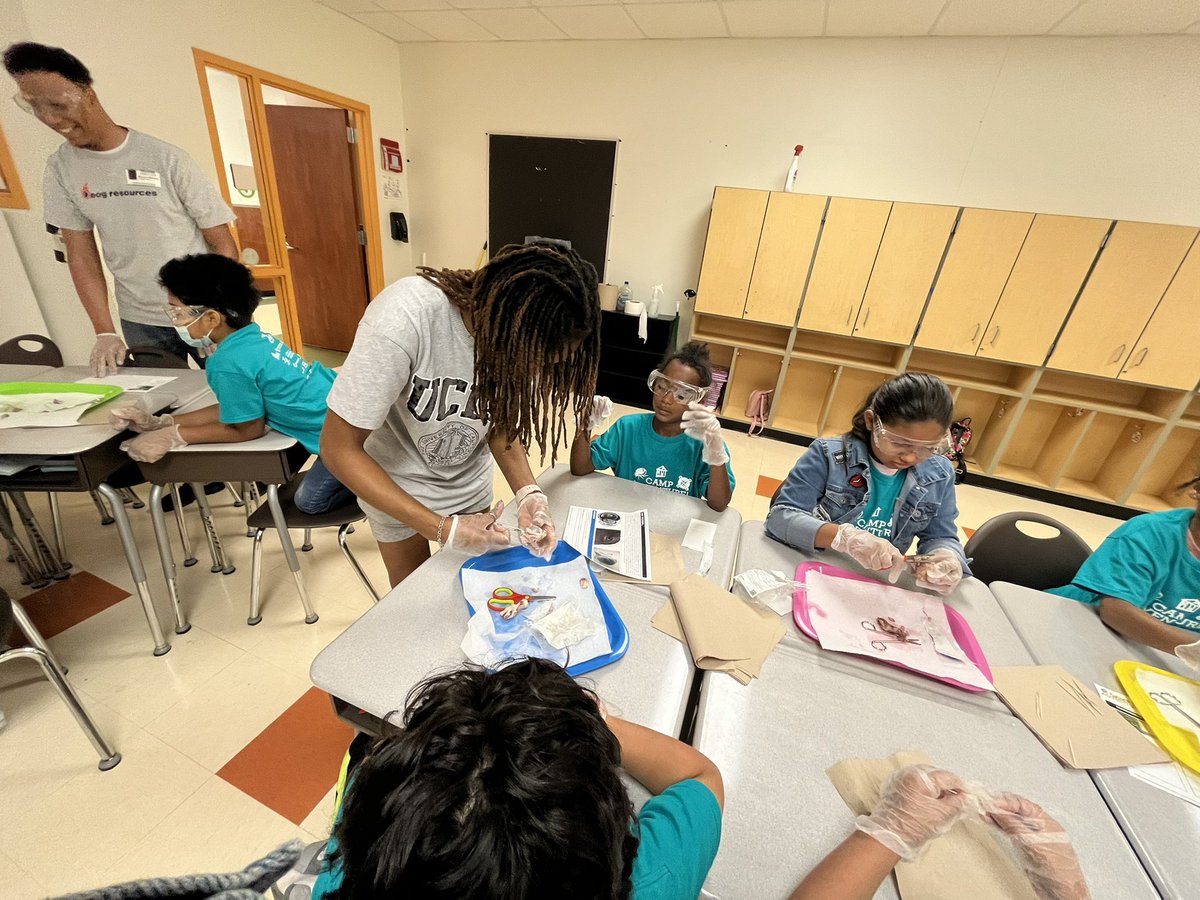 Growing_In_3rd's tweet photo. S/O to our volunteers today, they were ALL hands in. Meanwhile, I was like 🥴 LOL. @AthertonES @cmhouston https://t.co/ehgjLBmOPl