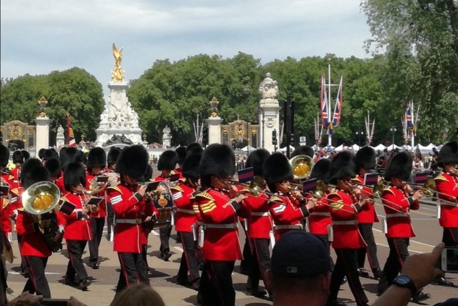 Only a few spaces lefton the Changing of the Guard Tour Monday 4th July, this is a must do in London so make it part of your itinerary here's a link to Viator for more details viator.com/tours/London/C… #London #buckinghampalace #royallondon #thequeen #changingtheguard #royalwalk