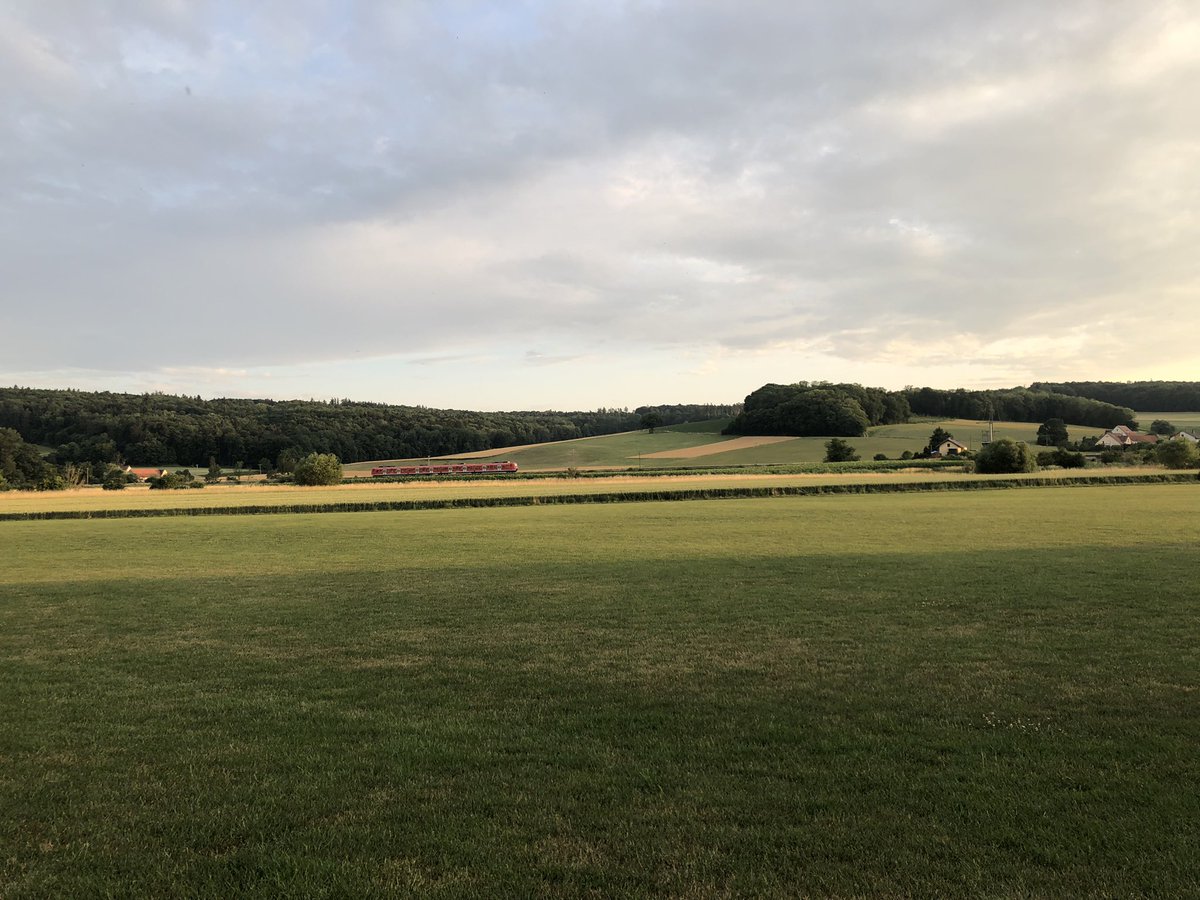Pittoreske Regionalbahn und die in Abendlicht getunkte Landschaft ist auch okay.