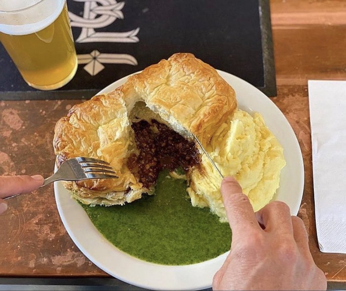 The Spread Eagle’s pie, mash &amp; liquor with a cheeky pint on the side! 🍻🥧 
It doesn’t get much better than that! 👌🏽👅💦

#veganpies #pieandmash #londonpies #tuesdayvibe