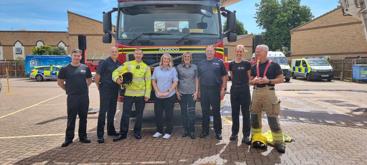 weeksy1027's tweet photo. Huge thanks to Green Watch @Southsea24 &amp; @hiwfrs_control and @hiwfrs_ICU for hosting Julie &amp; Bev from @SCSRFPD today. Great day looking at the diversity of roles in @HantsIOW_fire 🇬🇧 🇺🇸 https://t.co/st7feabwuE