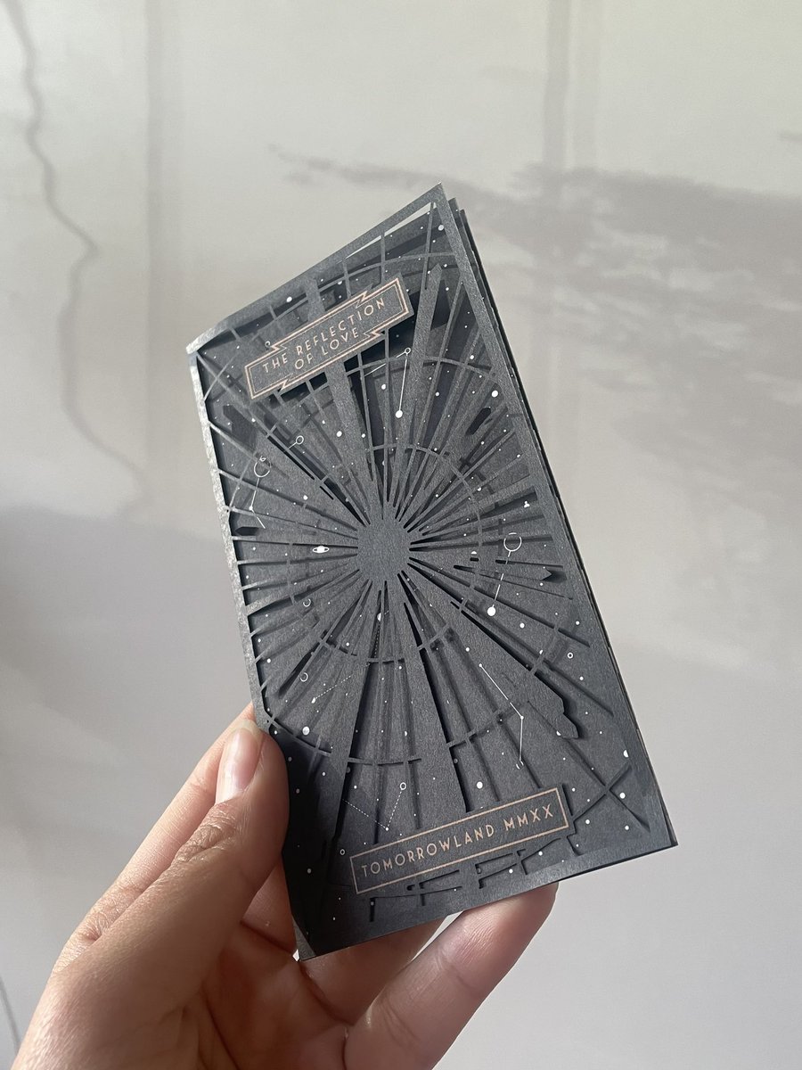 anitlinn's tweet image. I live for the small details 

@tomorrowland’s bracelets were delivered in such a playful way 💫

The festival bracelet case features a sundial to play with shadows and ‘discover a message from the sun’ — needless to say, I’m stoked 🌞