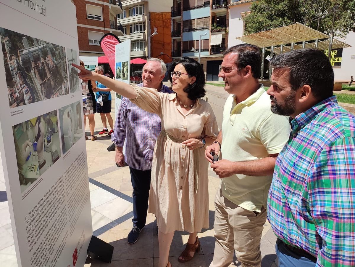 andripeniscola's tweet photo. En la inauguración de la EXPO ITINERANTE DEL BICENTENARIO DE LA DIPUTACIÓN DE CASTELLÓN. Como cambia el cuento caperucita; no querían las diputaciones, y ahora PSOE y Compromis, se sienten orgullosos de los 200 años que cumple nuestra Diputación. Bendito sea el señor!!! https://t.co/vNMM3xzNz3