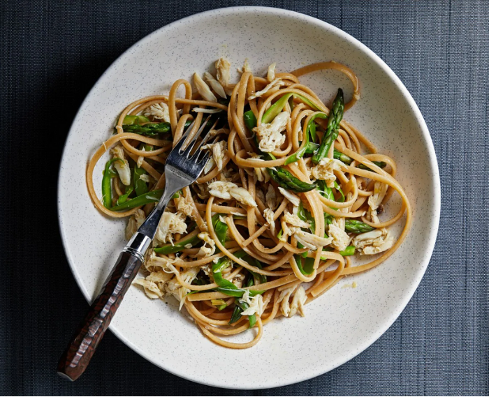Ellie_Krieger's tweet photo. Bring on the noodles! Here, asparagus noodles — made by shaving the stalks with a vegetable peeler — are tossed with whole-grain pasta, fresh herbs and succulent crab meat in a lemony garlic-and-wine sauce for a fast, fresh and satisfying meal in a bowl. https://t.co/OpRy6uVHh4 https://t.co/yzHcQUqUnH