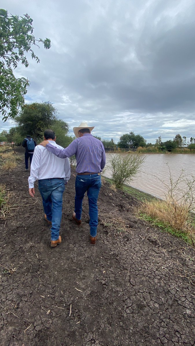 AlexAlanisVS's tweet photo. Quiero extender una calurosa felicitación a un aliado de nuestro municipio, que siempre tiene la mano tendida para apoyar a las mujeres y hombres del campo, feliz cumpleaños al Ing. Paulo Bañuelos, te mando un fuerte abrazo @SDAyR_GTO @Paulo_Banuelos https://t.co/CkdE79QOQh