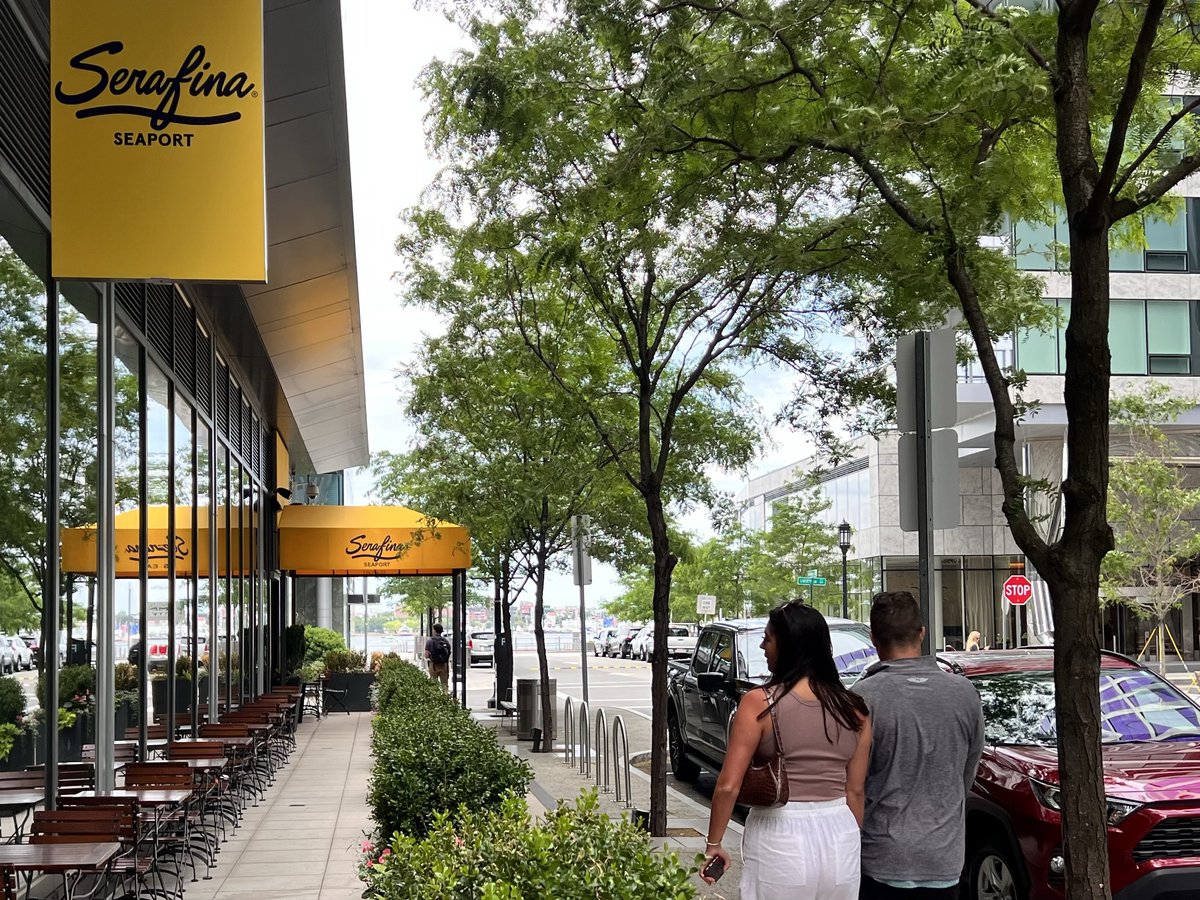 FanPierBoston's tweet photo. @SerafinaSeaport recently opened its newest restaurant at Fan Pier, offering lunch, brunch and dinner options.  With a pizza kitchen, expansive bar area and private dining rooms, you'll want to stay awhile and enjoy the beautifully appointed space. https://t.co/DeIuAHvidJ