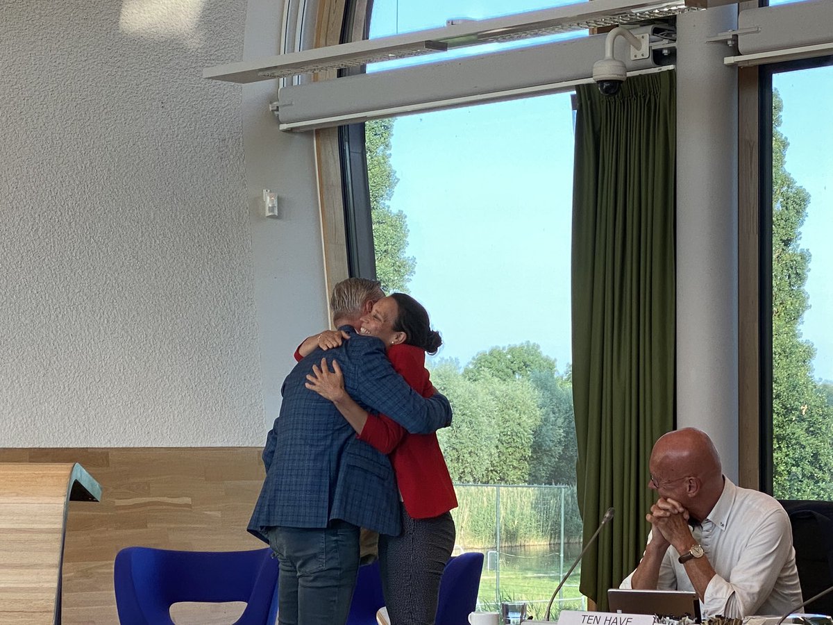 Lieve @SonjaSmit_ : vandaag je laatste raadsvergadering als wethouder van <a href="/Midden_Delfland/">Gemeente Midden-Delfland</a> dank je wel voor 9 jaar hard werken voor onze idealen😘