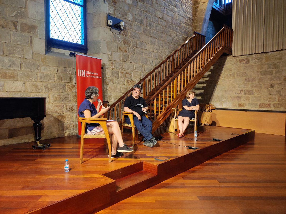 AELC (@escriptorsaelc) on Twitter photo 📗 La celebració continua amb @Aballbona i <a href="/SSkrabec/">Simona Škrabec</a>, membres del jurat, i Joan Todó (<a href="/2dabril/">Joan Todó</a>), que ha rebut el premi de poesia per «La vista als dits» (<a href="/LaBreuEdicions/">LaBreu Edicions</a>).
El jurat ha volgut premiar la singularitat i el segell d’una personalitat expressiva viva i desbordant. 📗 La celebració continua amb @Aballbona i <a href="/SSkrabec/">Simona Škrabec</a>, membres del jurat, i Joan Todó (<a href="/2dabril/">Joan Todó</a>), que ha rebut el premi de poesia per «La vista als dits» (<a href="/LaBreuEdicions/">LaBreu Edicions</a>).
El jurat ha volgut premiar la singularitat i el segell d’una personalitat expressiva viva i desbordant.