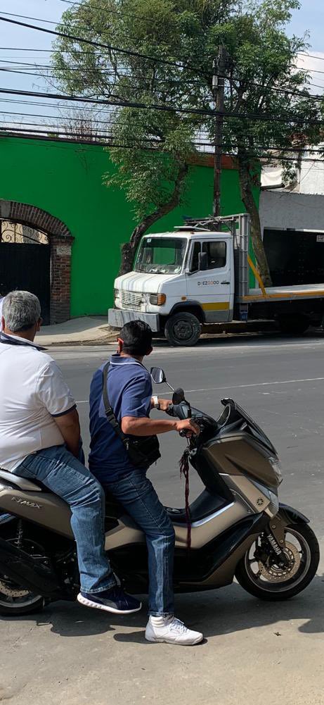 Este es el personal de vía pública en <a href="/AlcaldiaAO/">Alcaldía Álvaro Obregón</a> a cargo de Victor Manuel Chao Ornelas y <a href="/marianarmyt/">Mariana Rdz Mier y Terán</a> que están extorsionando comerciantes, las cuotas van de 400 pesos hasta 10 mil, si eres víctima de estos delincuentes denuncia <a href="/ContraloriaCDMX/">Secretaría de la Contraloría General CDMX</a> @Morena_AO_4T