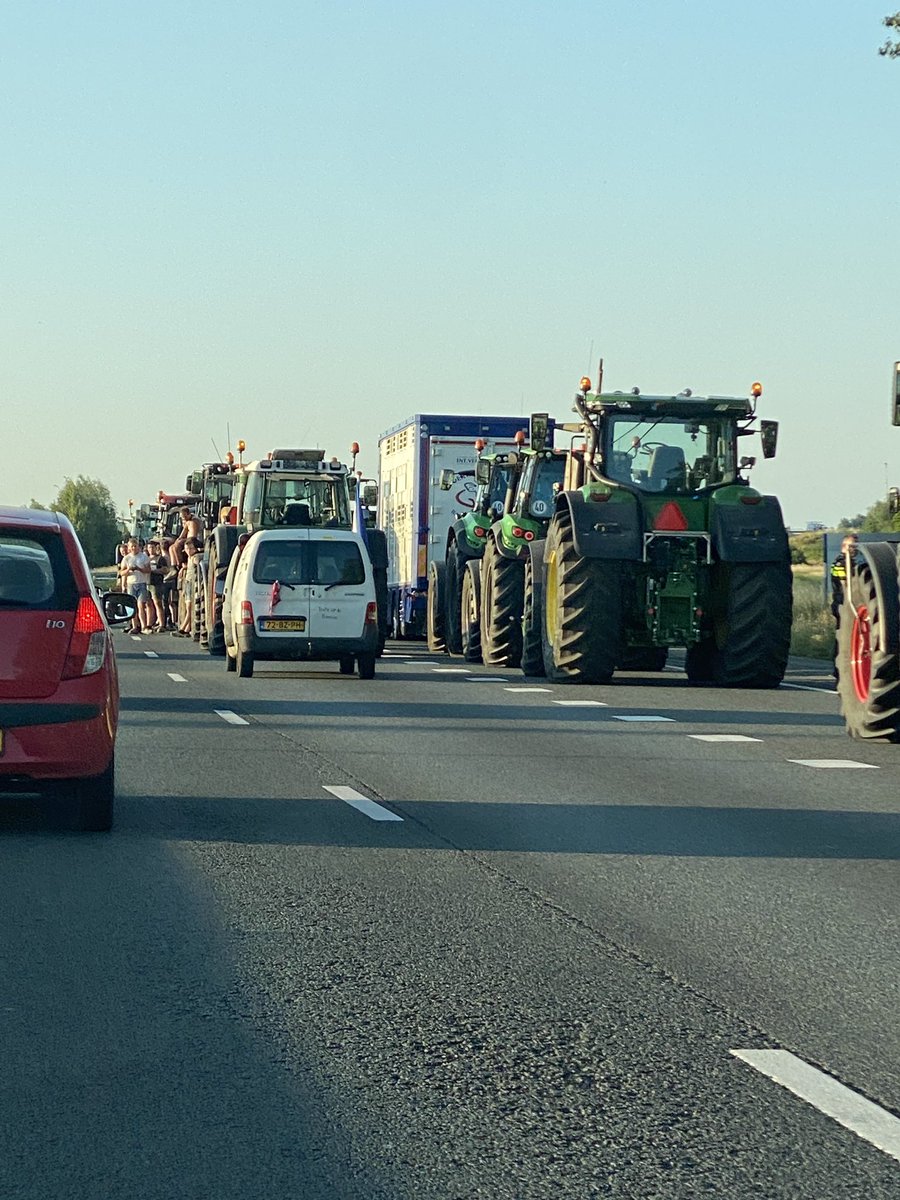 Toch moeilijk om nog #respect te houden voor de boeren bij de zoveelste blokkade. #boerenprotest #boerenopstand