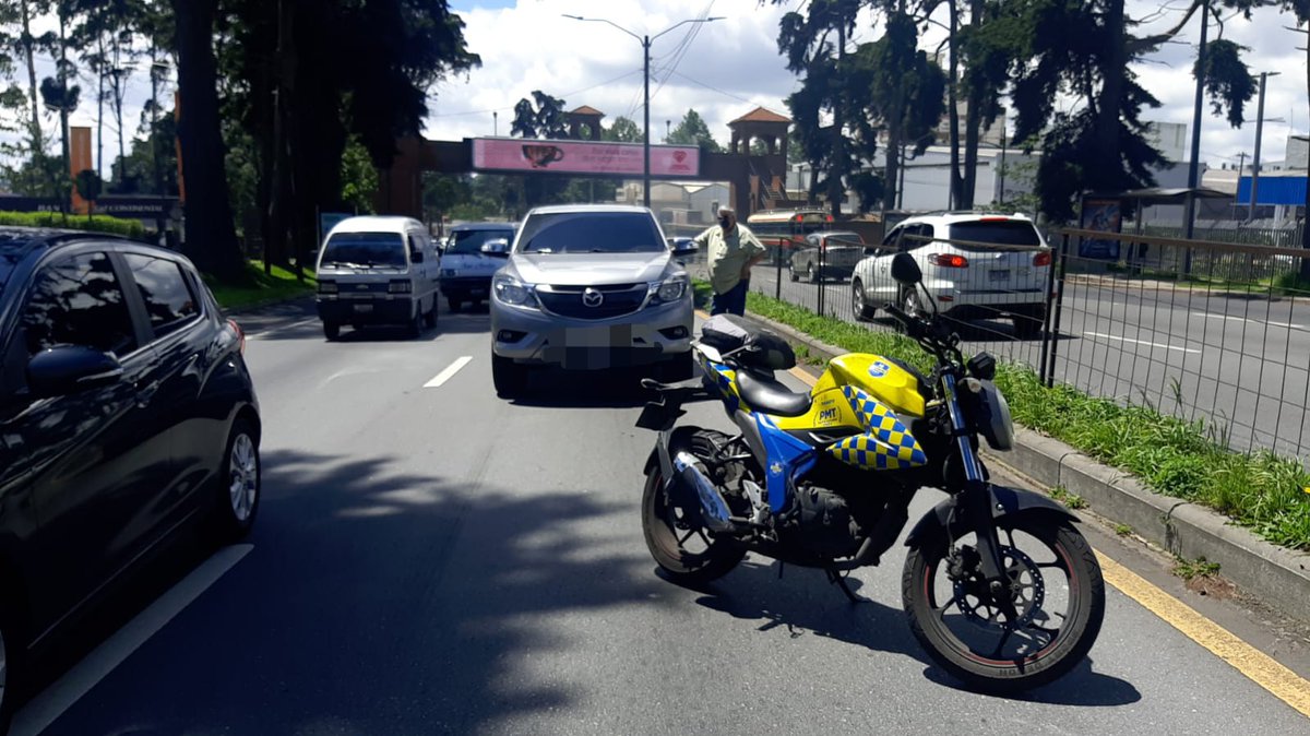 PmtSanta's tweet photo. Colisión vehícular en el kilómetro 14.8 En dirección a Carretera a El Salvador 

#PMTSCP apoyando en el lugar. 
#MunicipalidadDeSantaCatarinaPinula #SomosAmarillo #soluciona https://t.co/0t4nA1IMou