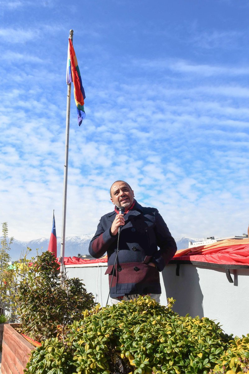 Mineduc's tweet image. Hoy conmemoramos a las disidencias y diversidades sexuales, desplegando en nuestras dependencias la bandera LGBTIQA+ junto al ministro @ProfMarcoAvila, funcionari@s y representantes de @fenaedup.

La educación debe ser un espacio de respeto y valoración de la diversidad humana!🏳️‍🌈