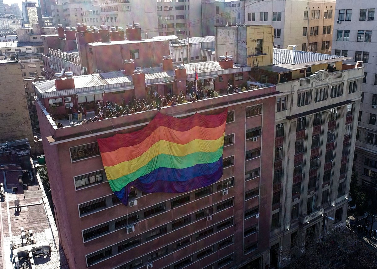 Mineduc's tweet image. Hoy conmemoramos a las disidencias y diversidades sexuales, desplegando en nuestras dependencias la bandera LGBTIQA+ junto al ministro @ProfMarcoAvila, funcionari@s y representantes de @fenaedup.

La educación debe ser un espacio de respeto y valoración de la diversidad humana!🏳️‍🌈