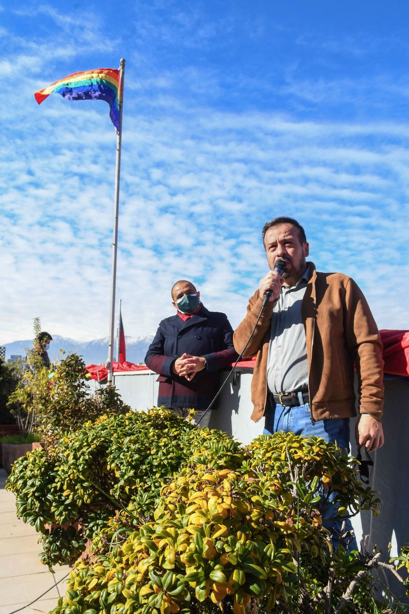 Hoy conmemoramos a las disidencias y diversidades sexuales, desplegando en nuestras dependencias la bandera LGBTIQA+ junto al ministro <a href="/ProfMarcoAvila/">Marco Antonio Ávila Lavanal</a>, funcionari@s y representantes de <a href="/fenaedup/">FENAEDUP</a>.

La educación debe ser un espacio de respeto y valoración de la diversidad humana!🏳️‍🌈