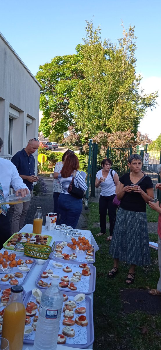 CollegeCasteret's tweet photo. Prolonger le dernier CA par un temps convivial avec les parents, les personnels, les élus @charente et #RuelleSurTouvre, les élèves. 🙏   A tous pour votre engagement, pour nos échanges et le travail dans la confiance. https://t.co/kOCegpc4eu