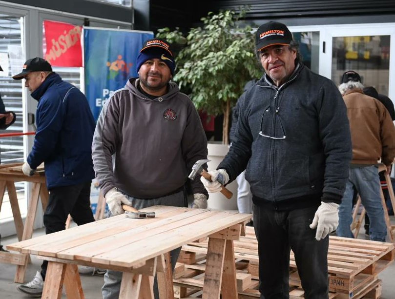 promocytmunicba's tweet photo. Todo lo producido esta construido con maderas recicladas de pallets, resolviendo de manera solidaria una necesidad con una acción para de conciencia ambiental.🪜😀🪚

¡Por más educación e inclusión, para una ciudad con Futuro!🤩🌈

#CordobaCapital #CadaDíaMejor https://t.co/5fPxGyHYuR