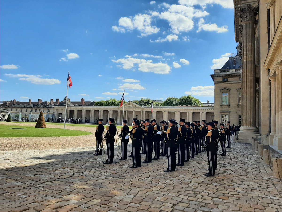 MusTrans35's tweet image. Le général de corps d&apos;armée LATAPY, directeur central de la DIRISI, a fait ses adieux aux armes aujourd&apos;hui à l&apos;école militaire de Paris. La @MusTrans35 a participé musicalement à cette cérémonie qui était présidée par le chef d&apos;État-major des armées, le général d&apos;armée BURKHARD.