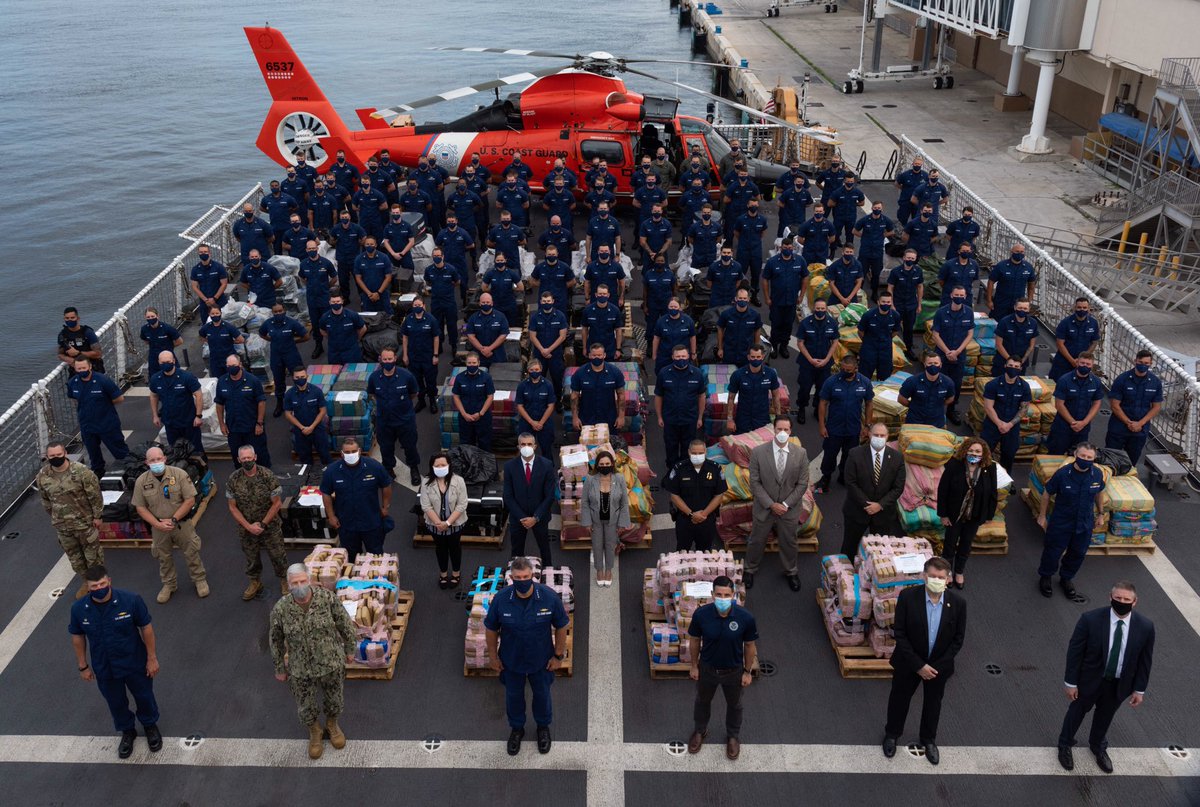 AirbusHeli_usa's tweet photo. The @USCG regularly deploys the MH-65 Dauphin in an effort to combat drug trafficking. When spotted, helicopter crews will take action to stop a drug runner, persuading the boat to stop or disabling it if necessary. #semperparatus #DrugInterdiction
https://t.co/ErQCnqHHSW https://t.co/XNvcz0WiZx