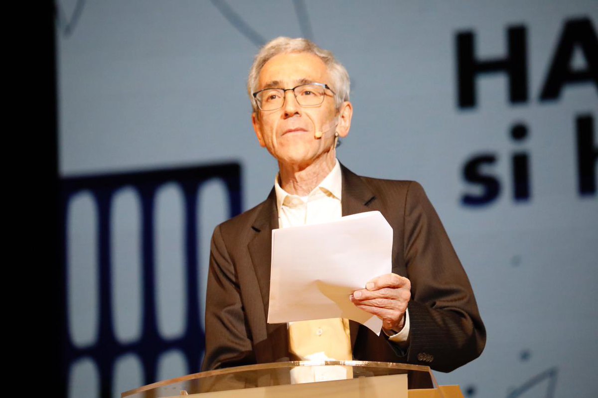 En la entrega del informe final de la Comisión de la Verdad sí, todo hizo llorar… 
Las palabras del Presidente de la Comisión el Padre <a href="/FranciscoDeRoux/">Francisco De Roux</a> estremecen la vida, encienden la esperanza…
LA VERDAD SE VOLVIÓ UN SUEÑO COLECTIVO.🕊🤍🇨🇴
#HayFuturoSiHayVerdad
#LaVerdadEs