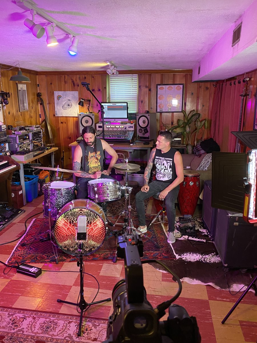 DrumRundown's tweet photo. Sometimes ya gotta keep things simple. Any guesses on the company(s) responsible for these vintage drums? https://t.co/Zursc20iLL