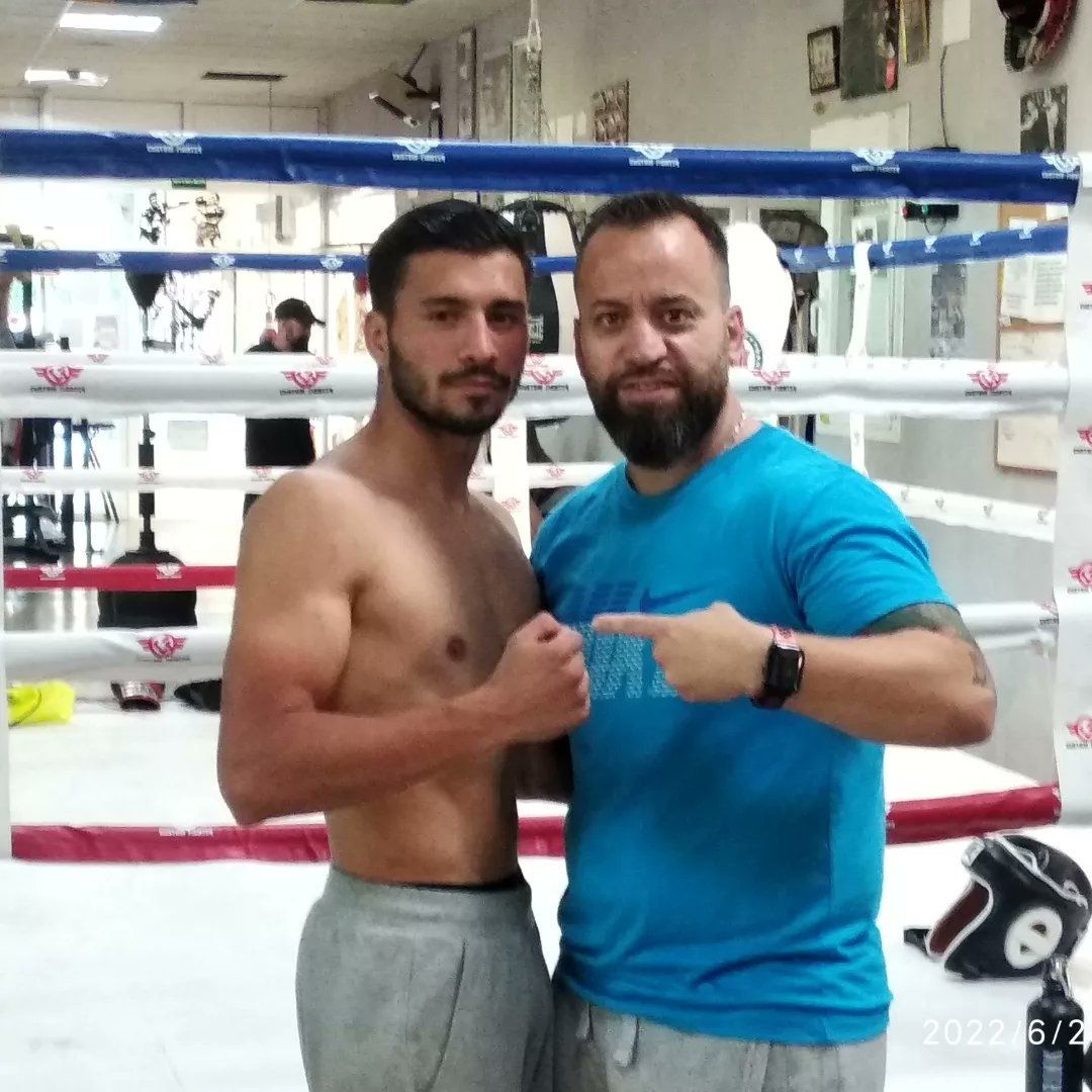 IRUTEAM's tweet image. Todo listo y  prácticamente en peso para afrontar  este próximo sábado en Mocejón  la 4° pelea como profesional johsua"el gallito" donde se enfrenta a un boxeador inglés que viene a dar guerra.
Vamos Johsua 
vamos IRU-TEAM 
Quiero puedo lo hago!!! Siempre