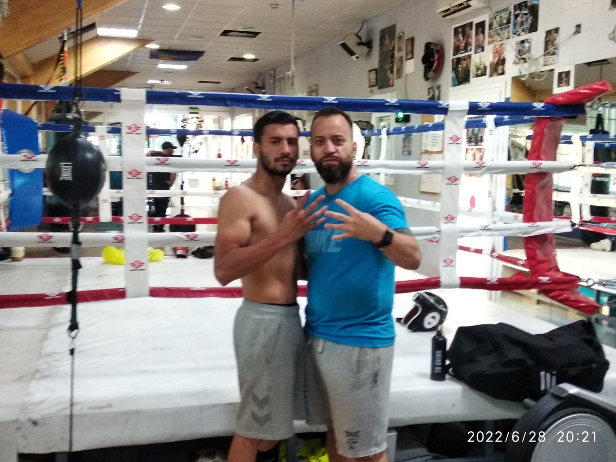 IRUTEAM's tweet image. Todo listo y  prácticamente en peso para afrontar  este próximo sábado en Mocejón  la 4° pelea como profesional johsua"el gallito" donde se enfrenta a un boxeador inglés que viene a dar guerra.
Vamos Johsua 
vamos IRU-TEAM 
Quiero puedo lo hago!!! Siempre