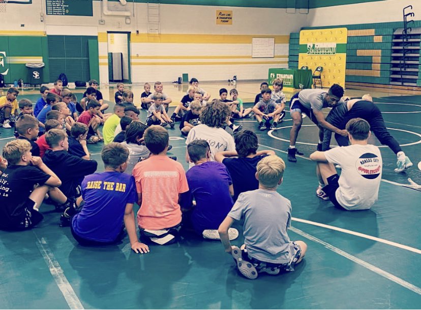 dflat15's tweet image. Thankful these two guys were able to stop in at the school today. They put on a fantastic clinic for our kids #FDProud #GoGaels @BrodyTeske @RomanBravoYoung
