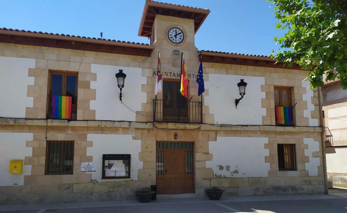 🏳️‍🌈Los ayuntamientos de Guadalajara, Torija, Brihuega o Torrejón del Rey han apostado por el uso partidista e ideológico de las instituciones. 

En lugar de poner banderas en un mástil han optado por poner pancartas. Defienden con miedo.

Solo la 🇪🇸 nos representa a todos