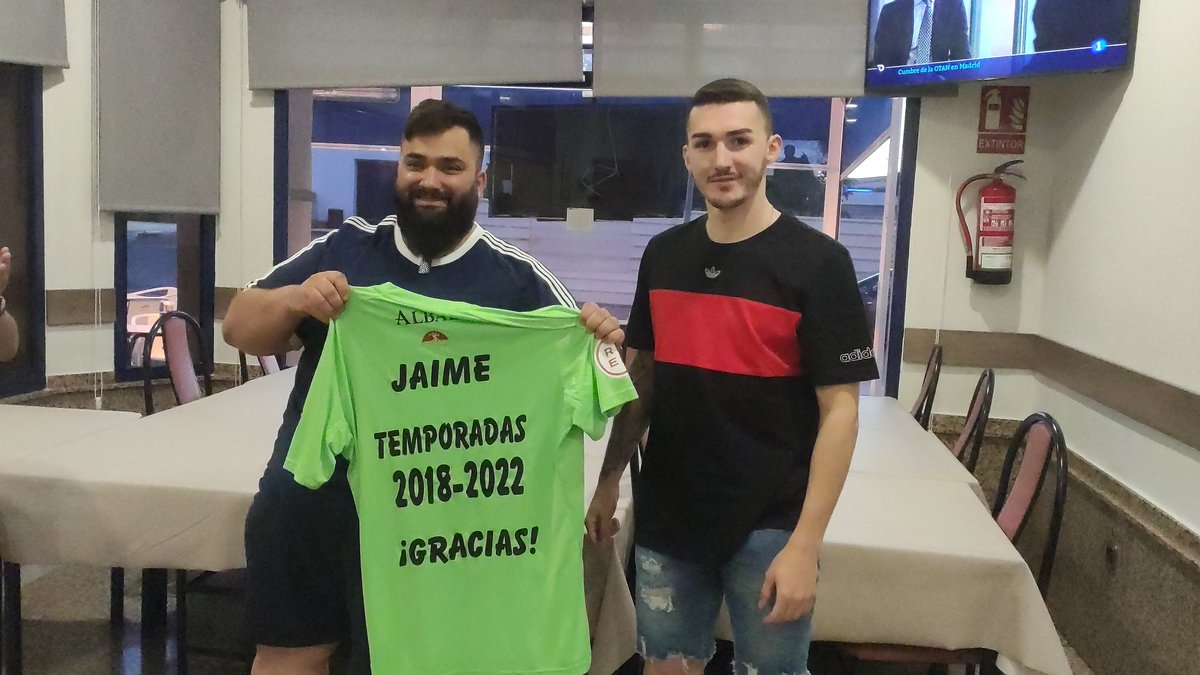 BaseAzulonaFS's tweet photo. |BASE AZULONA|🔵
Día de despedidas, tras cuatro temporadas, @JaimeArroyoFS no continuará como técnico de la Base Azulona.
Desde la plantilla se ha obsequiado al técnico con un regalo firmado por todos.
#ViñaAlbaliValdepeñas #ViñaAlbaliEsUnMatch #BaseAzulona #3aDivision https://t.co/a2dxGEOlxS
