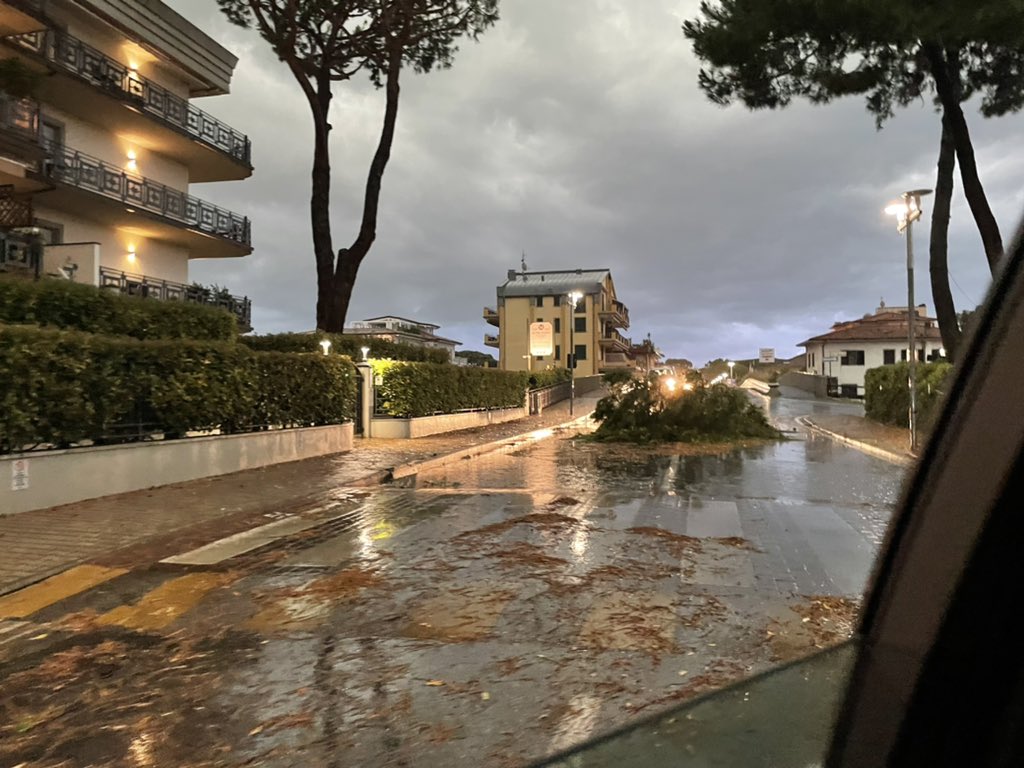 GiuliStolfa's tweet photo. Tromba d’aria in Versilia #trombadariaversilia #versilia #trombadaria #maltempotoscana #fortedeimarmi https://t.co/cPrtylk75T