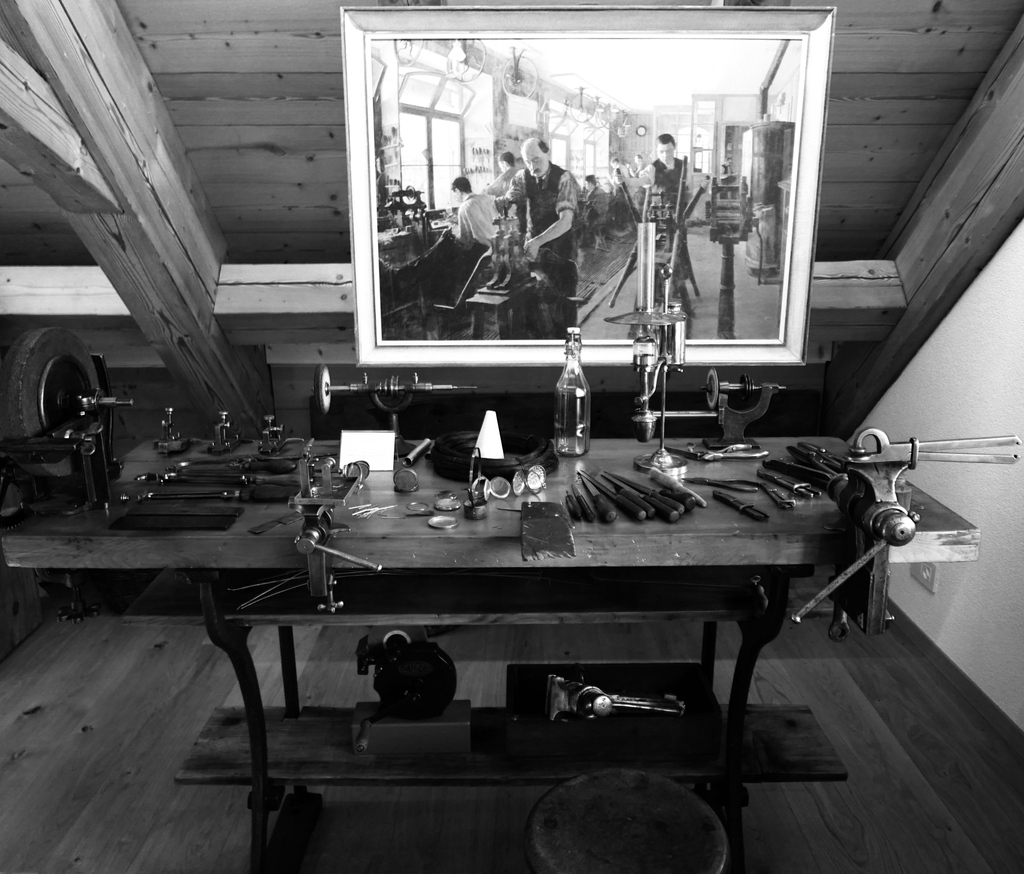 celiakudro's tweet photo. The Musée de la Boîte deMontre is set up as if it is waiting for workers to resume their delegated jobs. The museum has separate areas representing  different eras. It really feels like a time machine, pun intended.

#museedelaboitedemontre
#watchcasemaking
#noirmont https://t.co/RpDXpeokZc