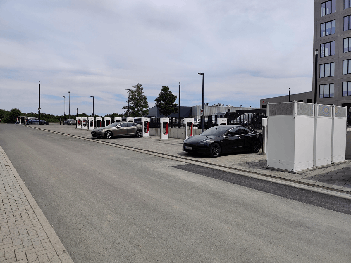 TeslaCharging's tweet photo. New Tesla Supercharger: Wetzlar, Germany (12 stalls) 
https://t.co/PoM6o8JJVx https://t.co/yZhvWfhwhL