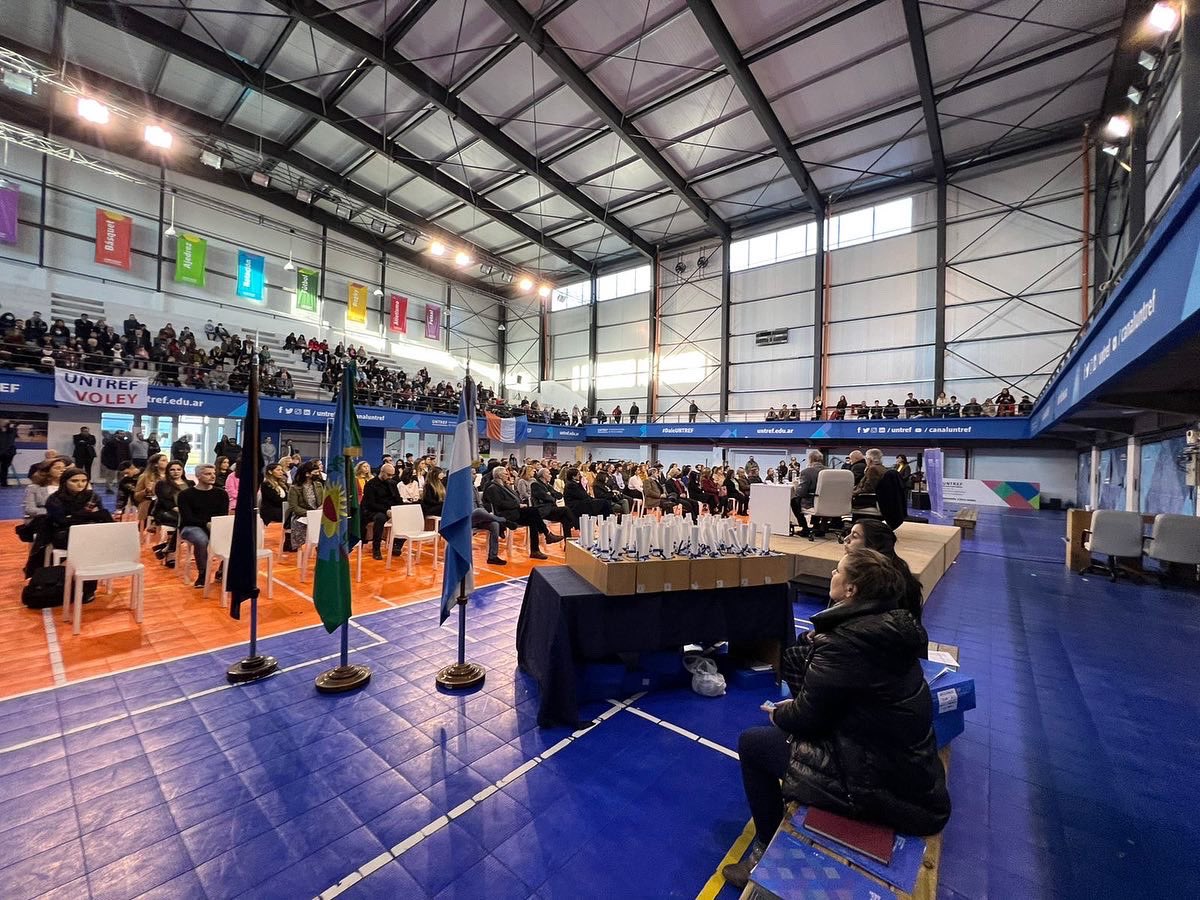 UNTREF's tweet photo. ¡Más de 170 #GraduadosUNTREF recibieron sus diplomas! 👩🎓👨🎓
En una jornada cargada de emoción se llevaron a cabo el 38° y 39° acto de colación de grado🙌 https://t.co/Vqoe7rLfpr