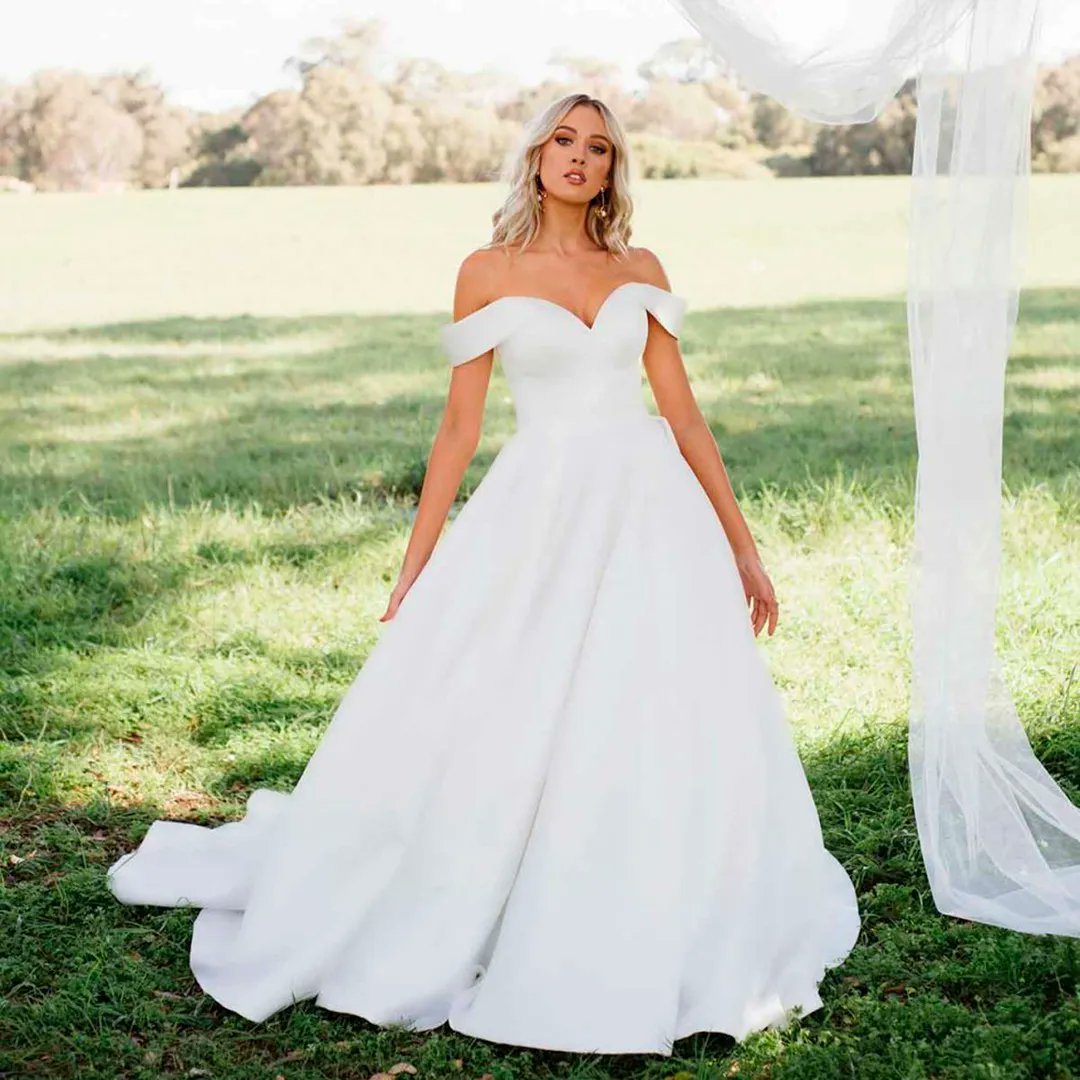 zola_keller's tweet photo. Classic and modern ballgown. (Yes, it has pockets!)
https://t.co/U5FmNZEcQK #bridetobe #enaged #weddingdress https://t.co/a5BmruK7oq