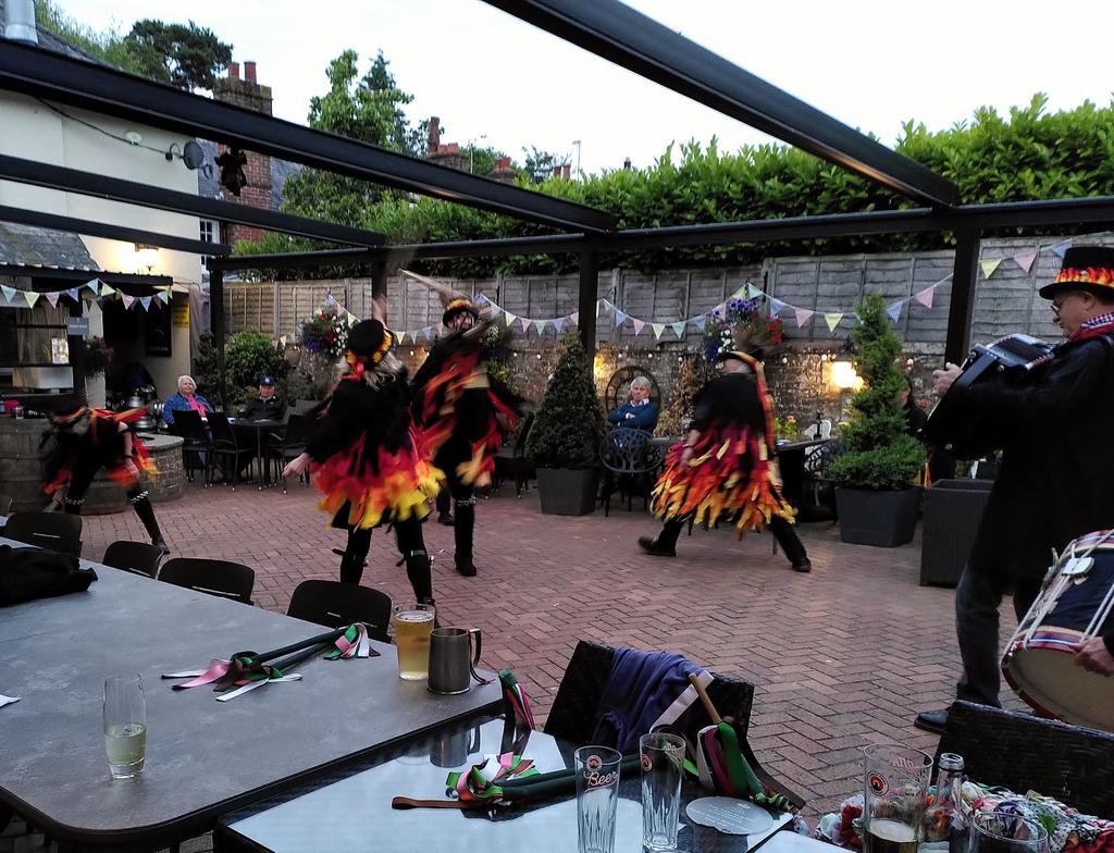 Great evening out with <a href="/BlackpowderMor1/">BlackpowderMorris</a> in Newick!#morrisenergy