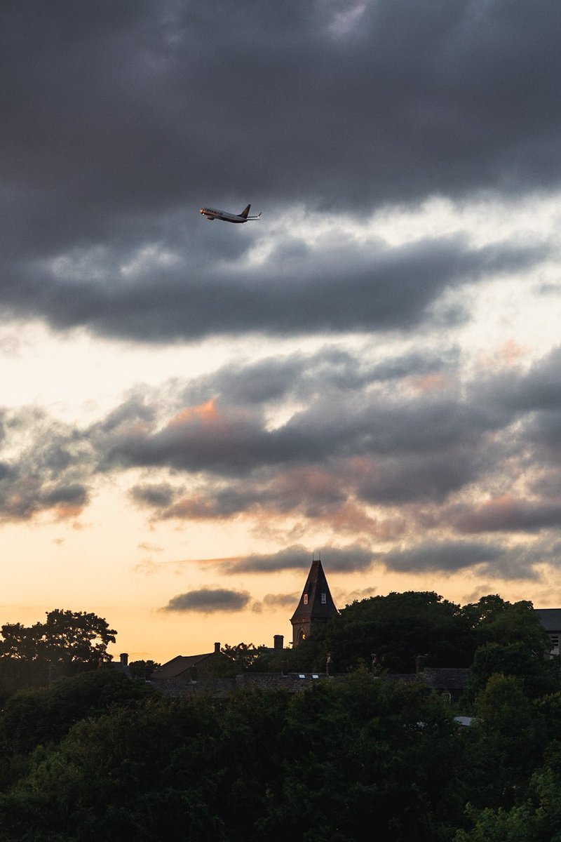 PhotoBirchall's tweet photo. Sunset flight out of Leeds Bradford. P.s I’ll never get tired of that view of #Yeadon town hall!!! #leedsbradfordairport #aviation #Leeds https://t.co/E1hV9Pd6Rb