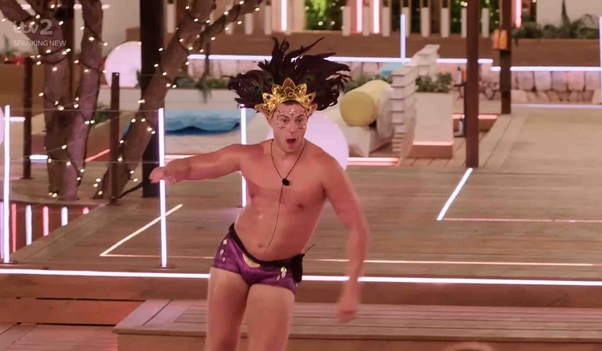MuradMerali's tweet photo. No because my heart would of raced the most strictly out of fear if Curtis was in front of me like this 😭 . I would of been scared for my life #loveisland https://t.co/XYfNFNRDFN