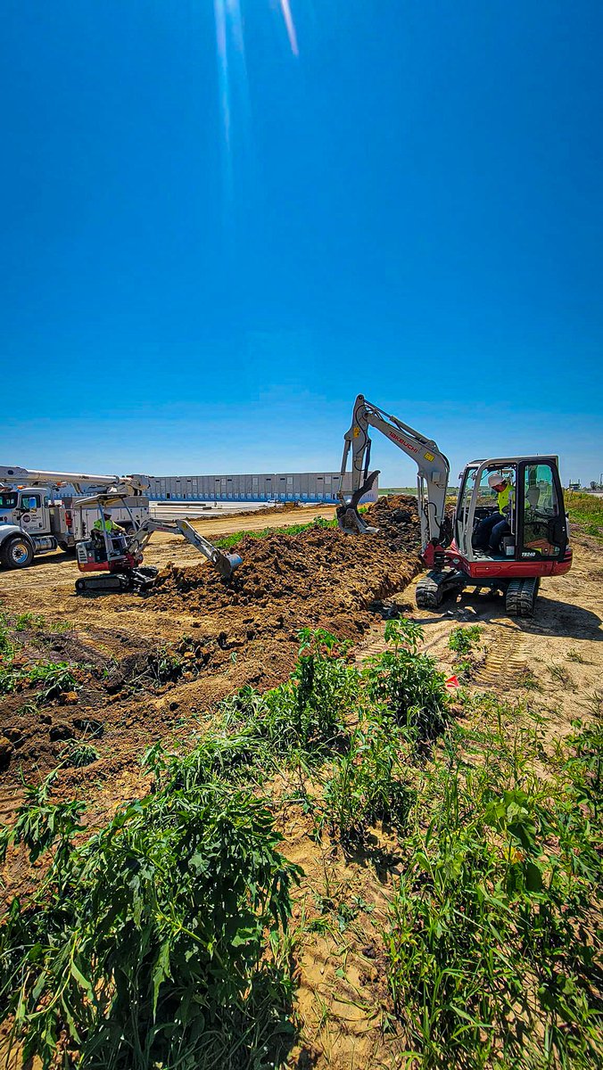 Star_Equipment's tweet photo. Three Takeuchis trenching! They brought the power to power up the new FedEx building in Cedar Rapids. 💪
Thank you Linn Co Rec!

#StarEquipment #Takeuchi #Excavators #TakeuchiExcavators #UndergroundUtilities #Trenching https://t.co/hWZr90U9Wb