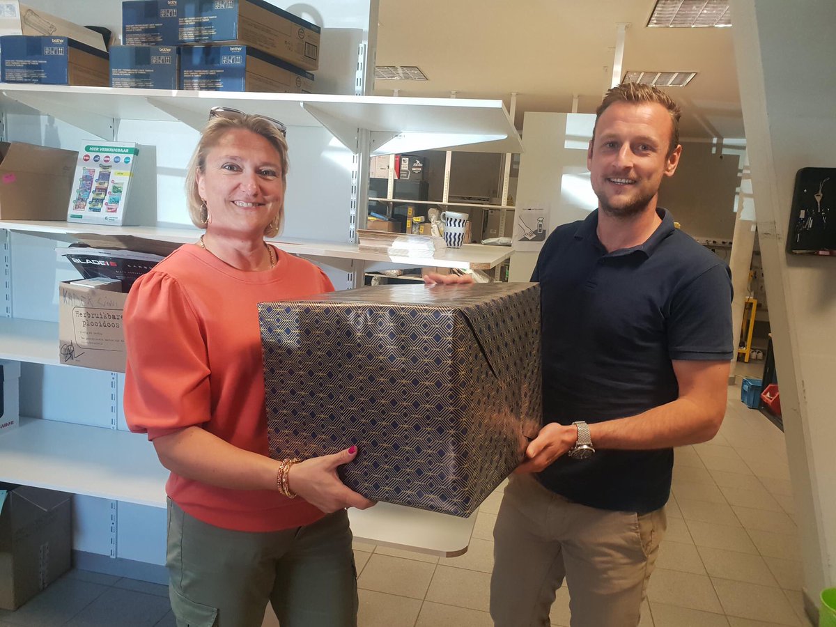 Onverwachts bezoek op kantoor door 4 collegas. 
Bedankt aan alle collega’s voor de attentie. Blij dat ik deel van jullie team mocht uitmaken. 😘 
We komen elkaar sowieso nog tegen binnen bpost.