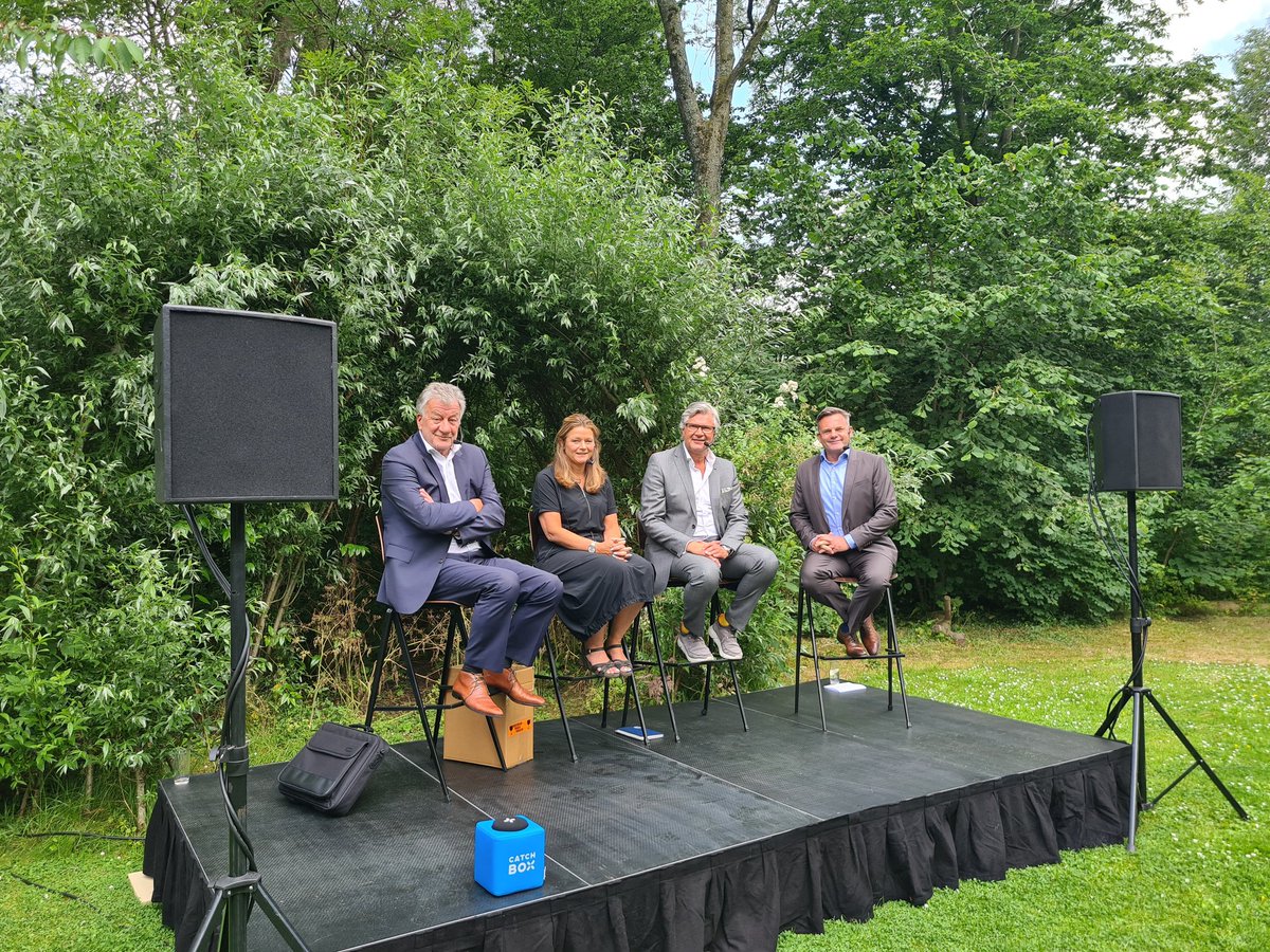 KarimAmgharNL's tweet photo. Vandaag een bijzondere dag.. première van #LivingLifeMagazine een online magazine voor MBO'ers met een sterke visie op diversiteit en inclusie! Als kers op de taart het afscheid van bestuurder #MarthonDePinth mogen hosten.. met toppers als @Paul_Dirkse @HansSnik @martinemolenaar https://t.co/hHMUEDIw0t