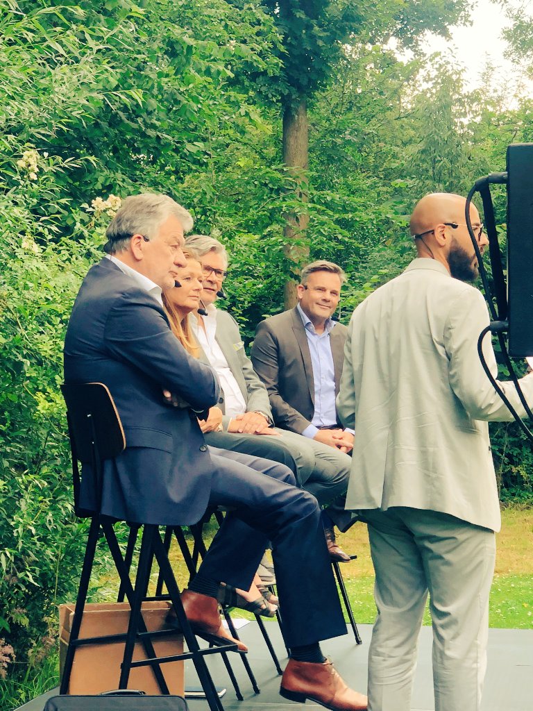 KarimAmgharNL's tweet photo. Vandaag een bijzondere dag.. première van #LivingLifeMagazine een online magazine voor MBO'ers met een sterke visie op diversiteit en inclusie! Als kers op de taart het afscheid van bestuurder #MarthonDePinth mogen hosten.. met toppers als @Paul_Dirkse @HansSnik @martinemolenaar https://t.co/hHMUEDIw0t